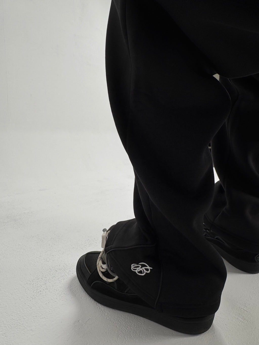 BLACK BAGGY SWEATPANTS