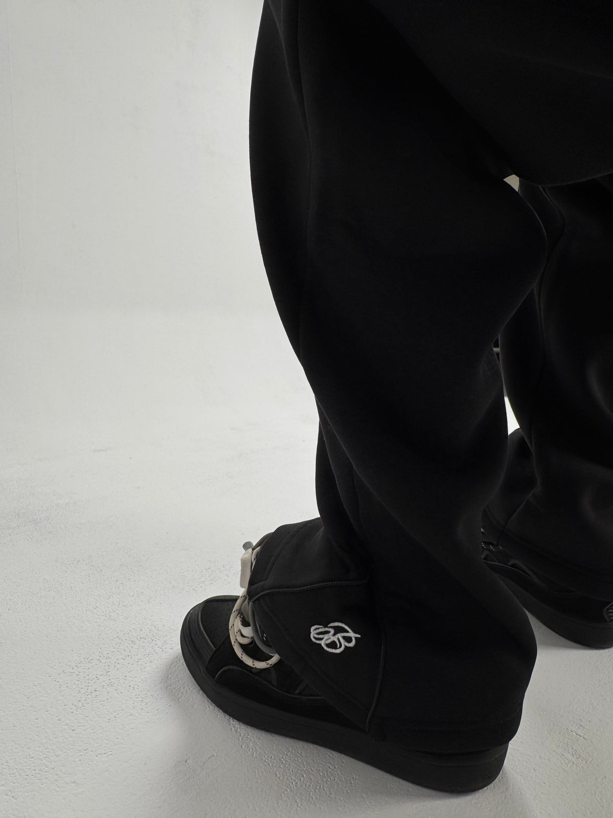 BLACK BAGGY SWEATPANTS
